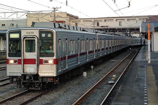 【東武】10030型11643Fと11439F寄居へを寄居駅で撮影した写真