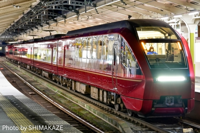 【近鉄】往復ひのとりで行く貸切プランに伴う団体臨時列車を宇治山田駅で撮影した写真