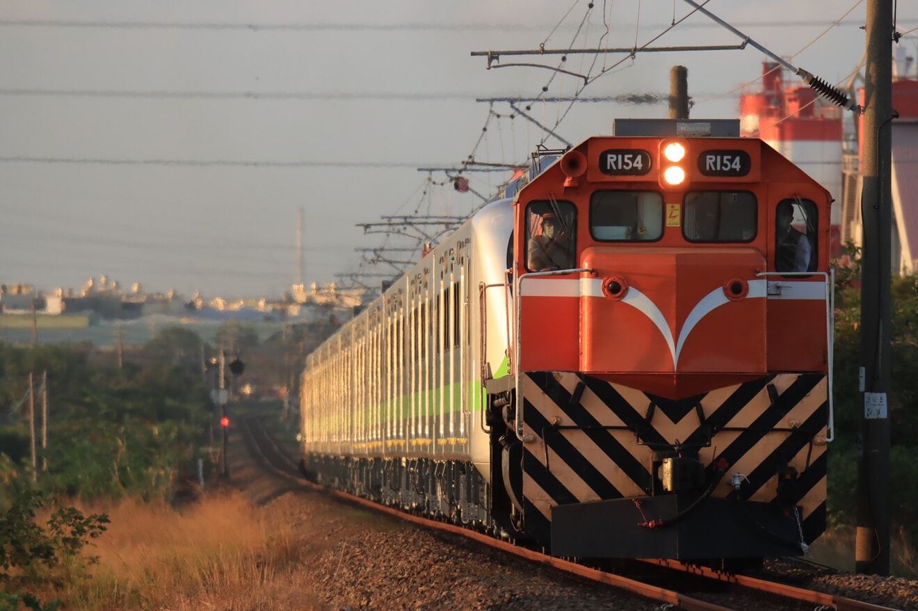 【台鐵】EMU900EP914編成が輸送の拡大写真