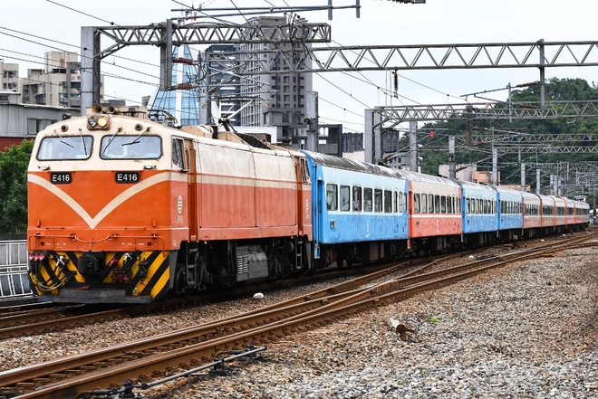 【台鐵】莒光号、復興号客車の廃車回送(20211130)を汐止駅で撮影した写真
