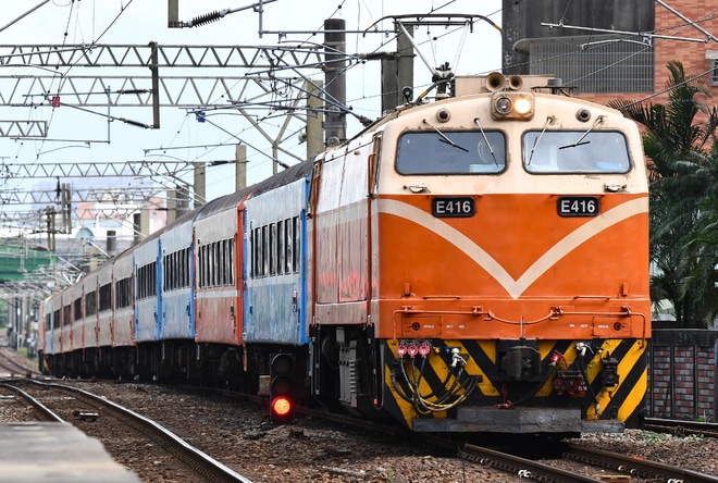 【台鐵】莒光号、復興号客車の廃車回送(20211130)を樹林駅で撮影した写真