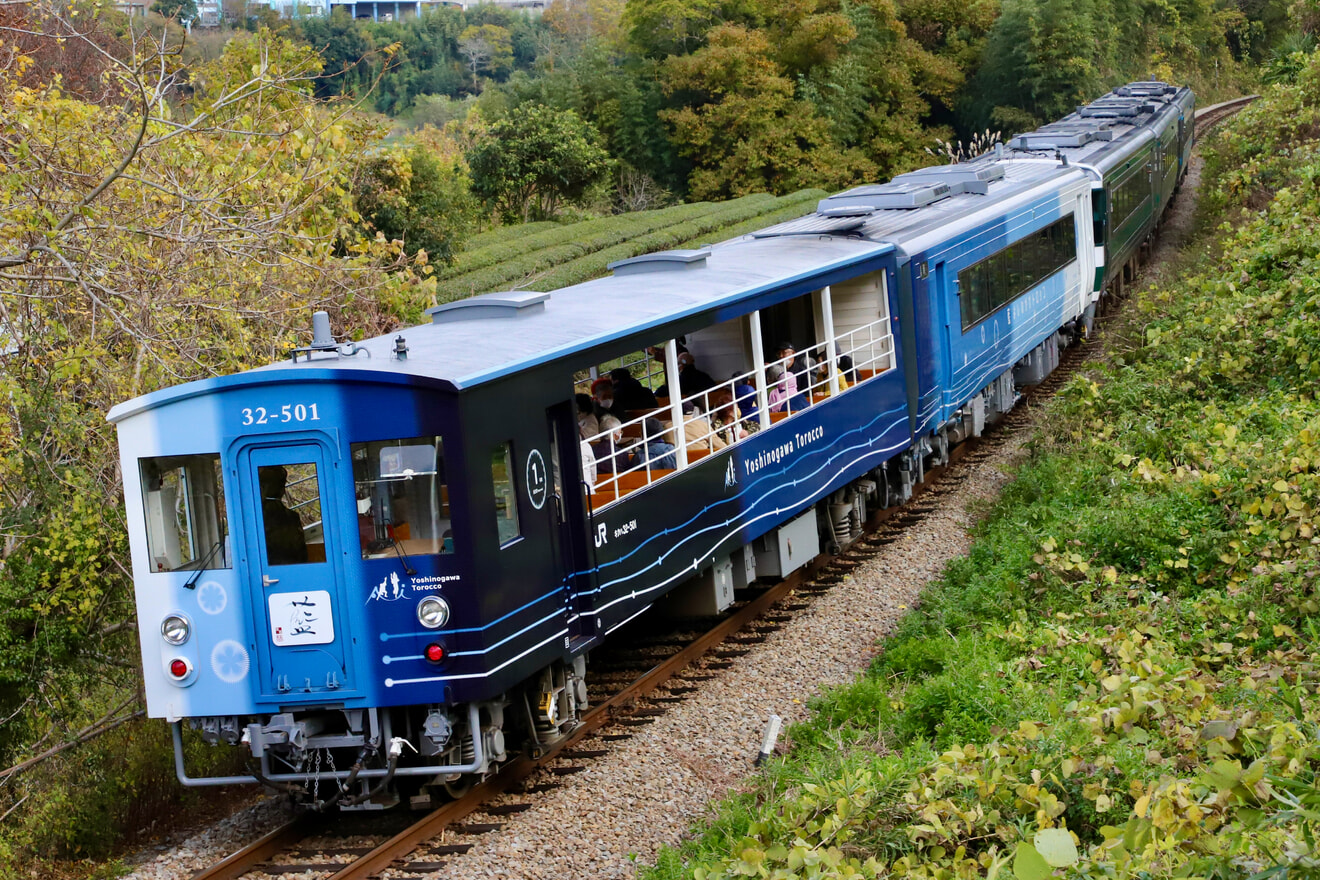 【JR四】四国一周号+藍よしのがわトロッコの5両編成の臨時団体列車の拡大写真