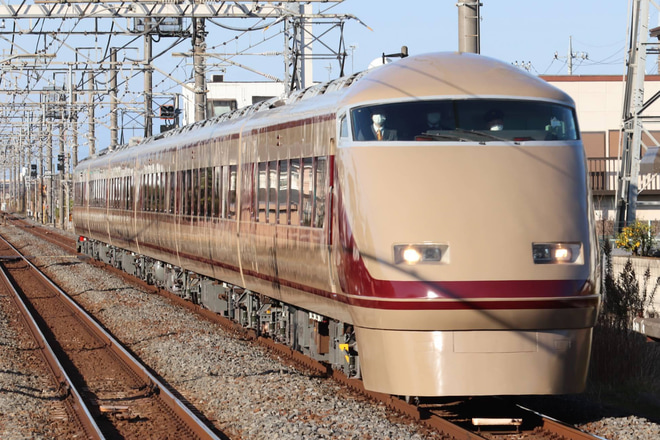 【東武】プレミアムファンツアーに伴う団体臨時列車を姫宮駅で撮影した写真