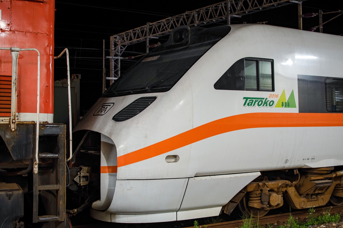 【台鐵】TEMU1000型2両(40TED1013+40TEM1025)が回送の拡大写真