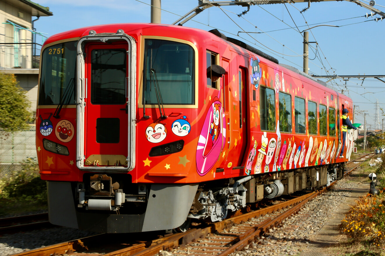 【JR四】2700系2751号車あかいアンパン列車が多度津工場出場の拡大写真