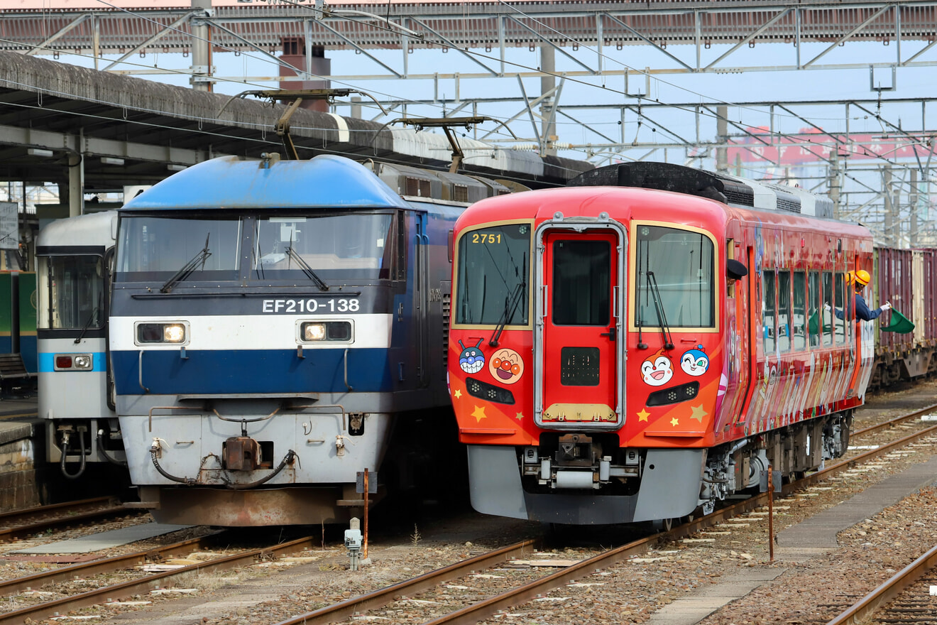 【JR四】2700系2751号車あかいアンパン列車が多度津工場出場の拡大写真