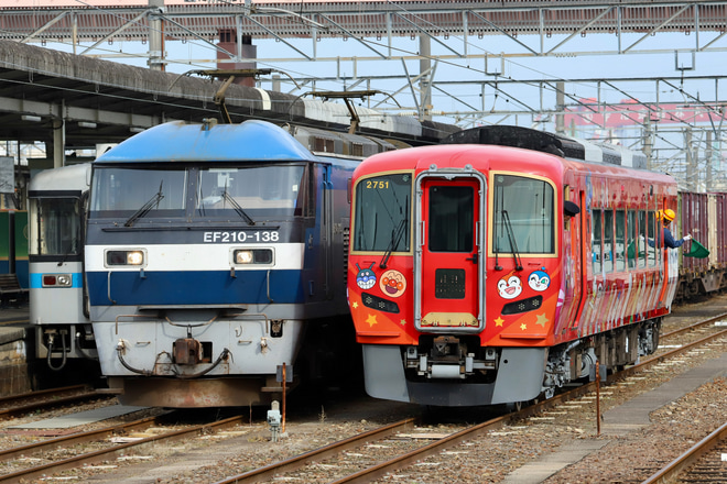 【JR四】2700系2751号車あかいアンパン列車が多度津工場出場を多度津駅で撮影した写真