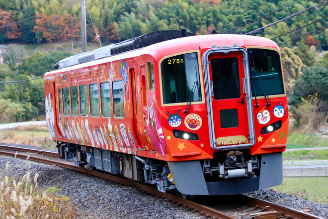 【JR四】2700系2751号車あかいアンパン列車が多度津工場出場を讃岐財田～黒川間で撮影した写真