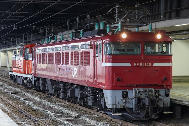 【JR東】DE10-1751秋田総合車両センターへ配給輸送を長岡駅で撮影した写真