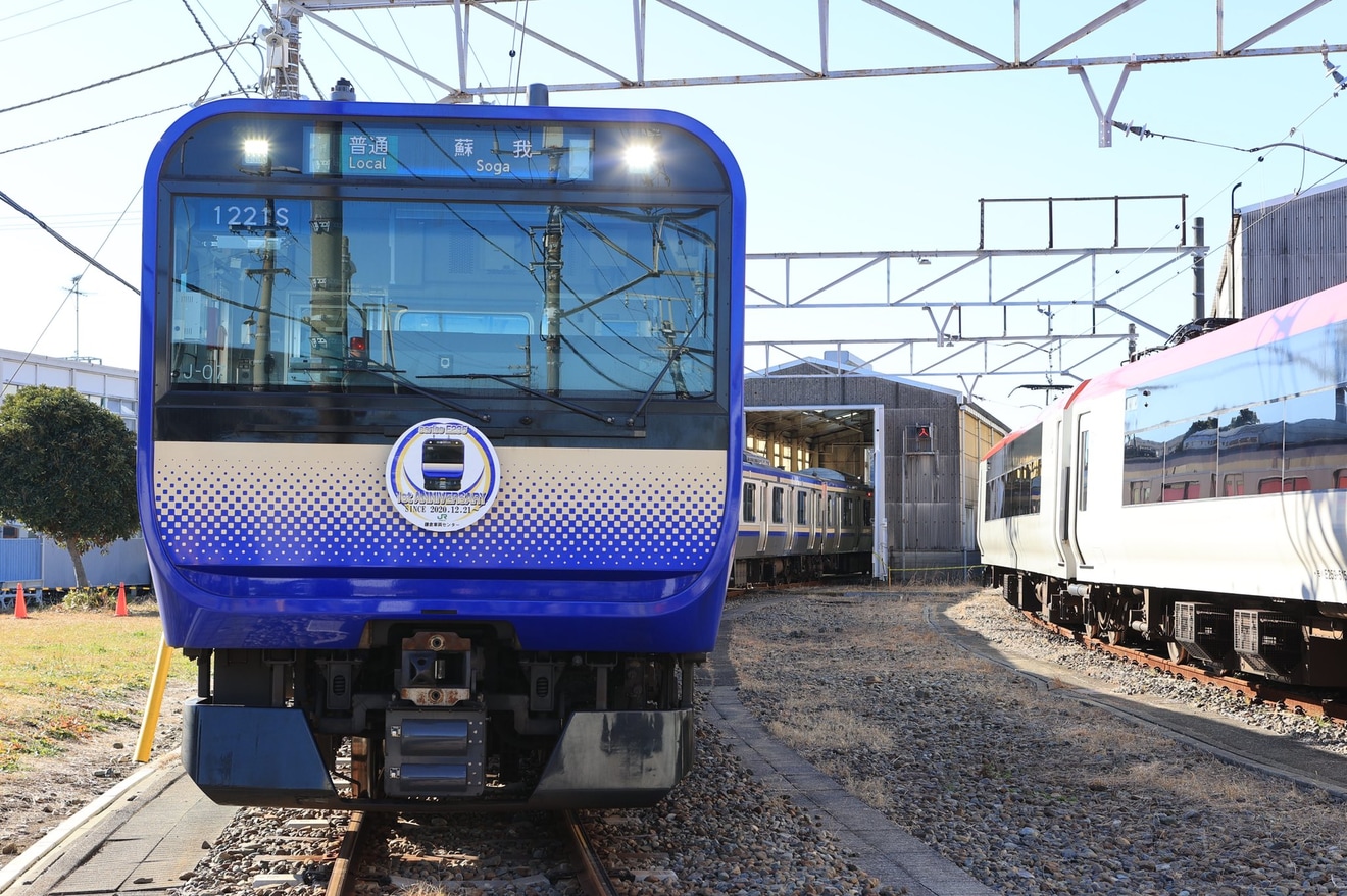 【JR東】E235系運行開始１周年記念撮影会の拡大写真