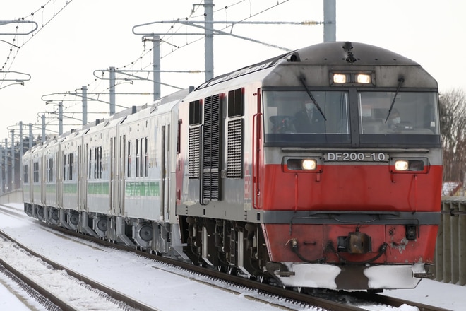 【JR北】H100形6両(H100-70~75)甲種輸送を野幌駅で撮影した写真