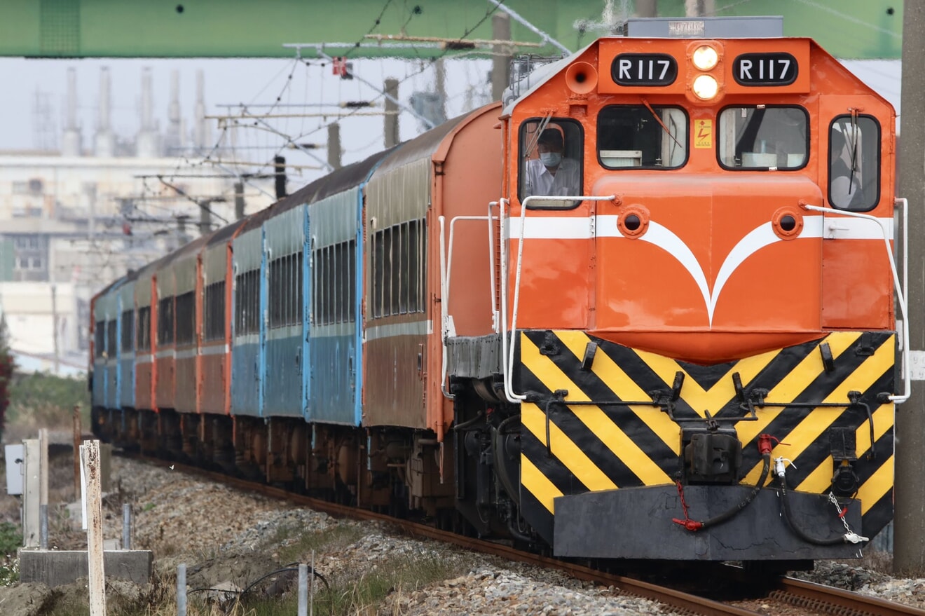 【台鐵】莒光号、復興号客車の廃車回送(20211223)の拡大写真
