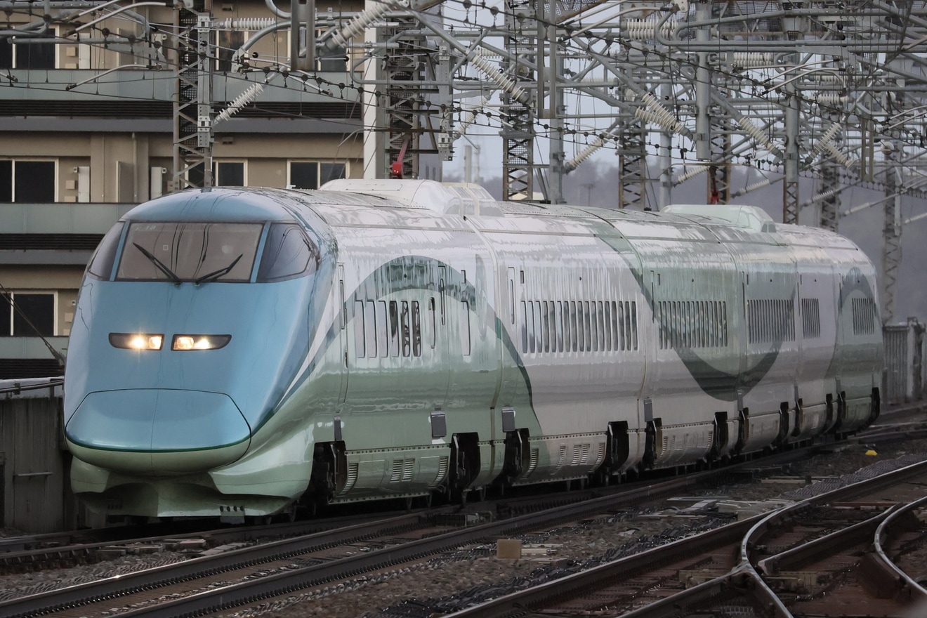 【JR東】E3系「とれいゆつばさ」が東北新幹線を団臨で走行の拡大写真