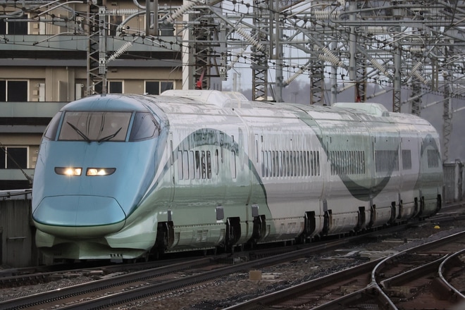 【JR東】E3系「とれいゆつばさ」が東北新幹線を団臨で走行を不明で撮影した写真