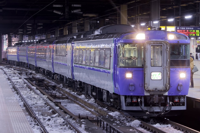 【JR北】オホーツク3号が救援用を連結し6連で運転を札幌駅で撮影した写真