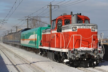 【JR北】マヤ35-1及び789系HL1006編成がDE10-1692牽引で苗穂へ