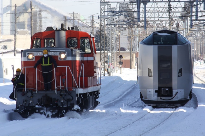 【JR北】マヤ35-1及び789系HL1006編成がDE10-1692牽引で苗穂へ