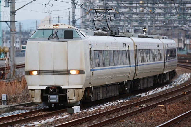【JR西】681系V12編成吹田総合車両所本所入場回送を岸辺駅で撮影した写真