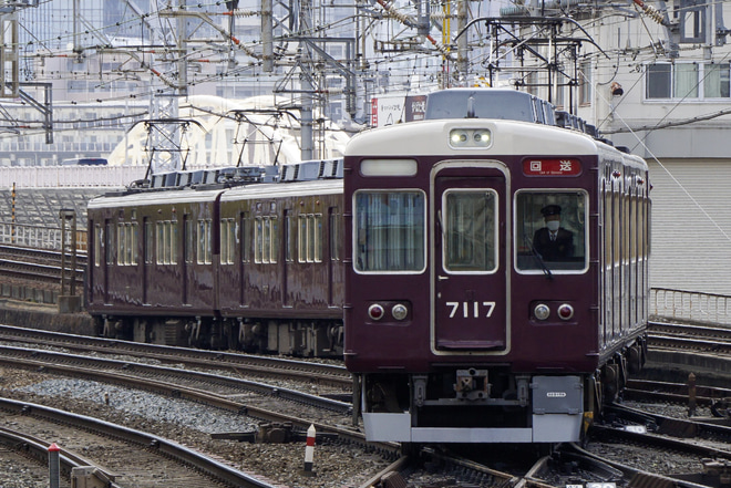 【阪急】7000系7017F 正雀入場回送を十三駅で撮影した写真
