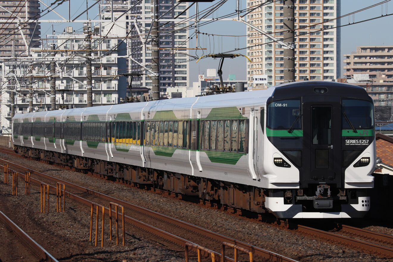 【JR東】E257系OM-91使用の臨時快速「成田山初詣やまなし号」運転の拡大写真