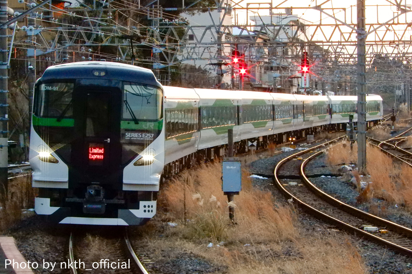 【JR東】E257系OM-91使用の臨時快速「成田山初詣青梅号」運転の拡大写真