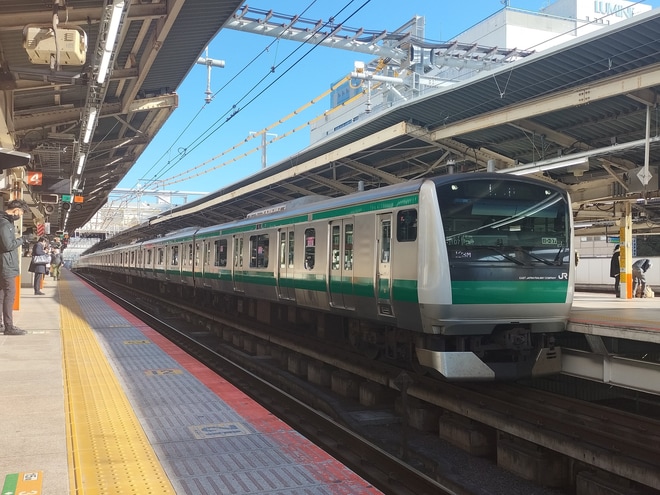 【JR東】E233系ハエ107編成がダイヤ乱れの影響で横浜駅へを横浜駅で撮影した写真