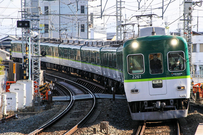 【京阪】2200系2211Fを使用した京橋駅ホームドア輸送列車(1月8日)を石清水八幡宮駅で撮影した写真