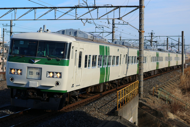 【JR東】185系B6編成を使用した「【第27回貨物線の旅】～185系で行く・貨物線の旅～」を吉川駅で撮影した写真