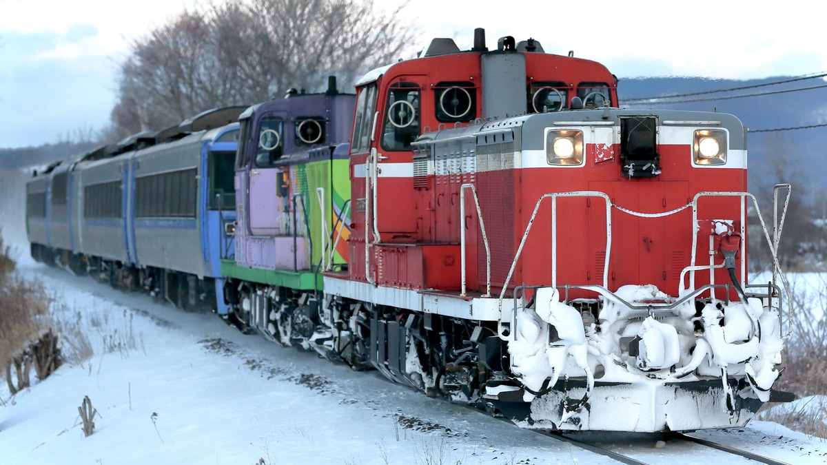 JR北】キハ183系4両がDE15重連に牽引され救援回送 |2nd-train鉄道ニュース