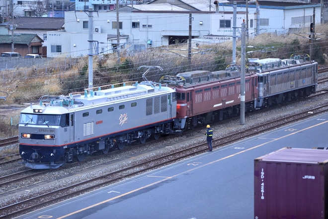 【JR貨】EF510-301がEF81-404+EF81-303(銀)と構内試運転を北九州貨物ターミナル付近で撮影した写真