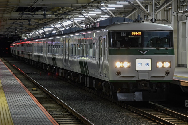 【JR東】185系B5編成、B7編成長野総合車両センターへ回送を国立駅で撮影した写真