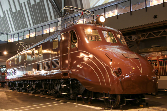 【JR東】EF55-1に連結器カバーが取り付けられるを鉄道博物館で撮影した写真