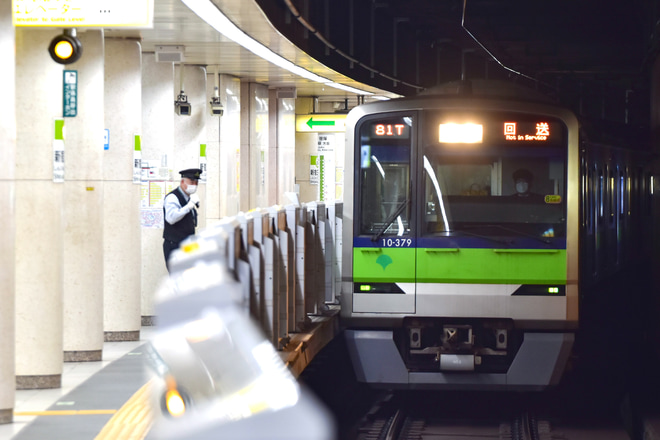 【都営】10-300形10-370F 廃車回送を新宿三丁目駅で撮影した写真