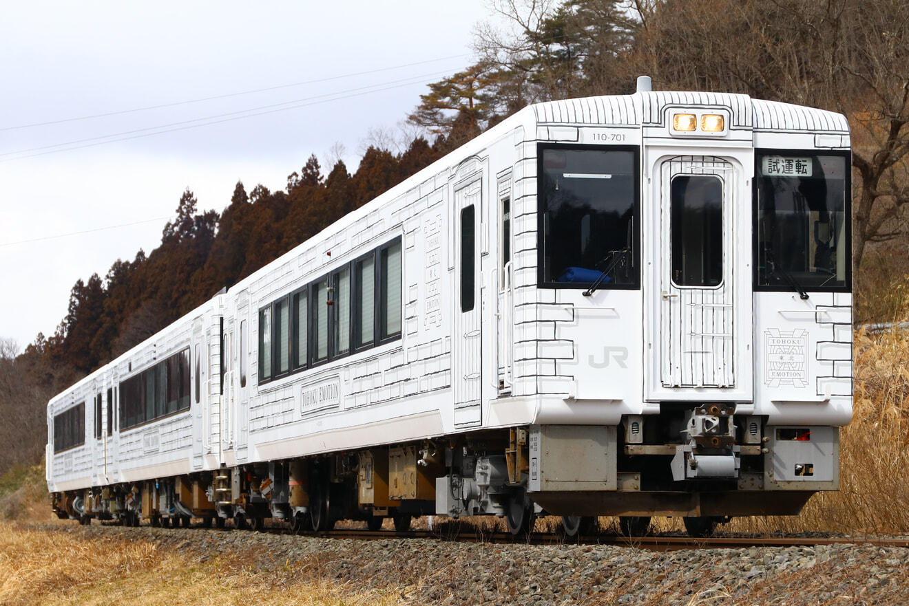 【JR東】キハ110系「TOHOKU EMOTION」郡山総合車両センター出場試運転の拡大写真