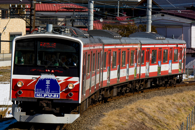 【富士急】6000系6501号編成に富士山駅10周年ヘッドマークを下吉田～月江寺間で撮影した写真