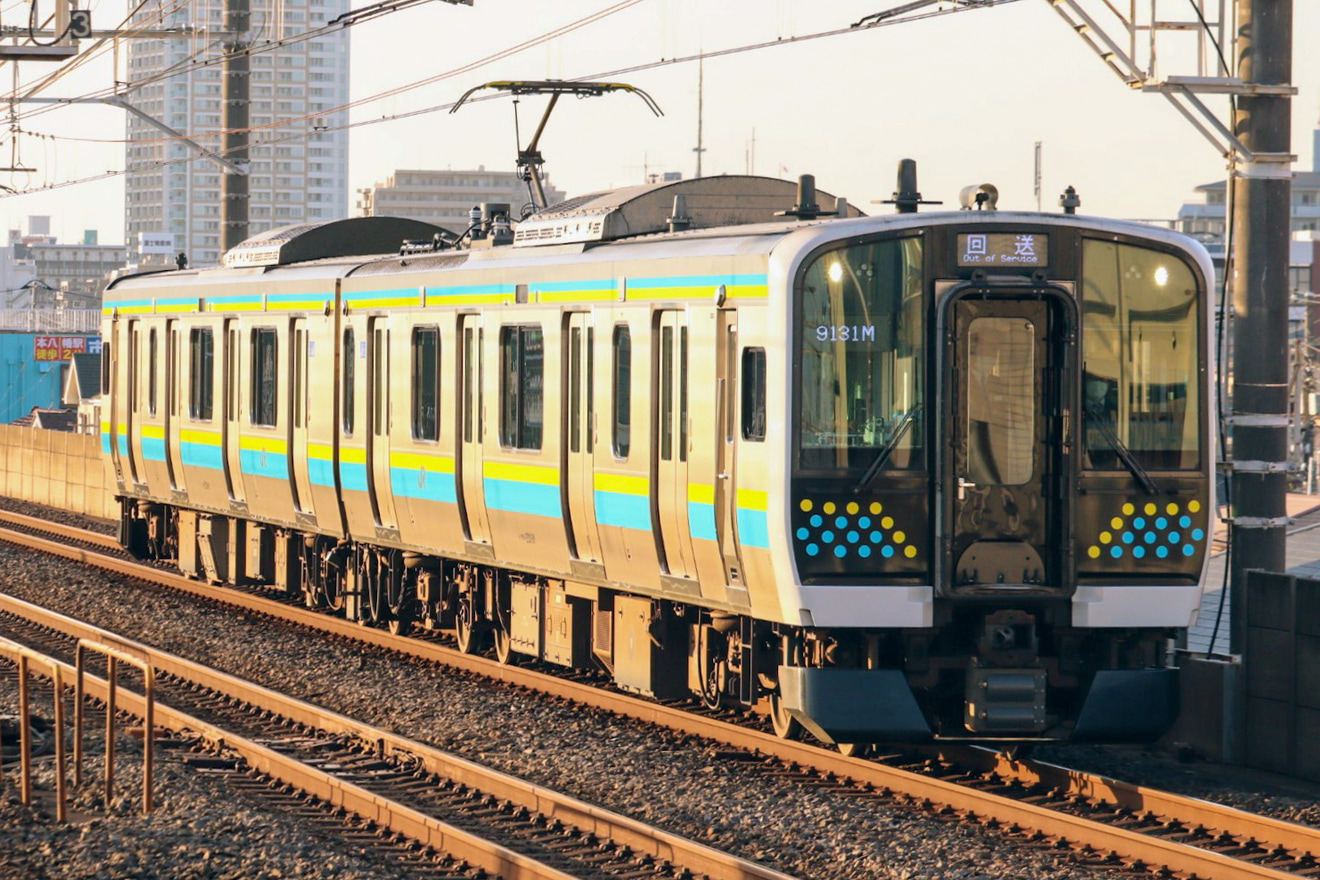 【JR東】E131系マリR11編成 「両国駅鉄分まつり」展示に伴う回送の拡大写真