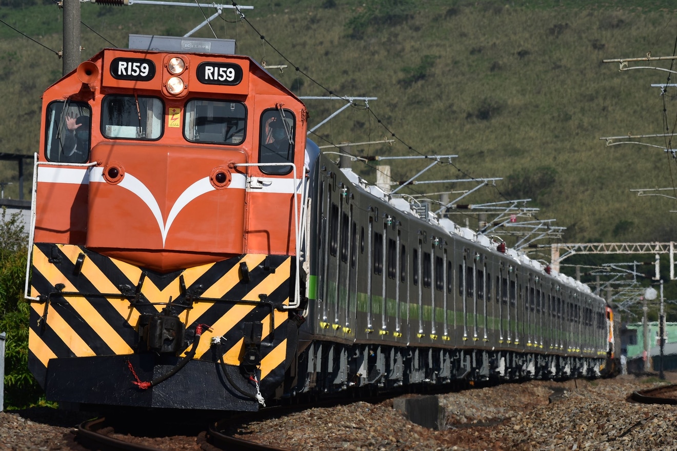 【台鐵】EMU900EP918編成が輸送の拡大写真