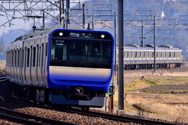 【JR東】E235系が上り通勤快速へ充当と通勤快速廃止を不明で撮影した写真