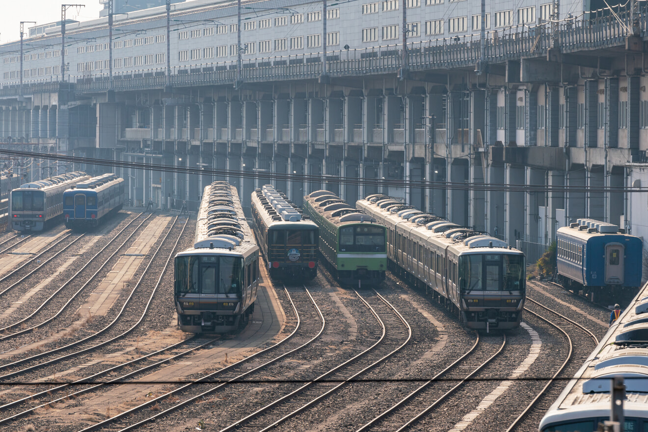 【JR西】宮原所属の223系5編成20両が運用離脱し客車線へ移動　の拡大写真