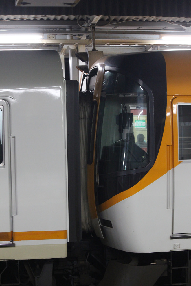 【近鉄】21000系UB03五位堂検修車庫入場回送を名張駅で撮影した写真
