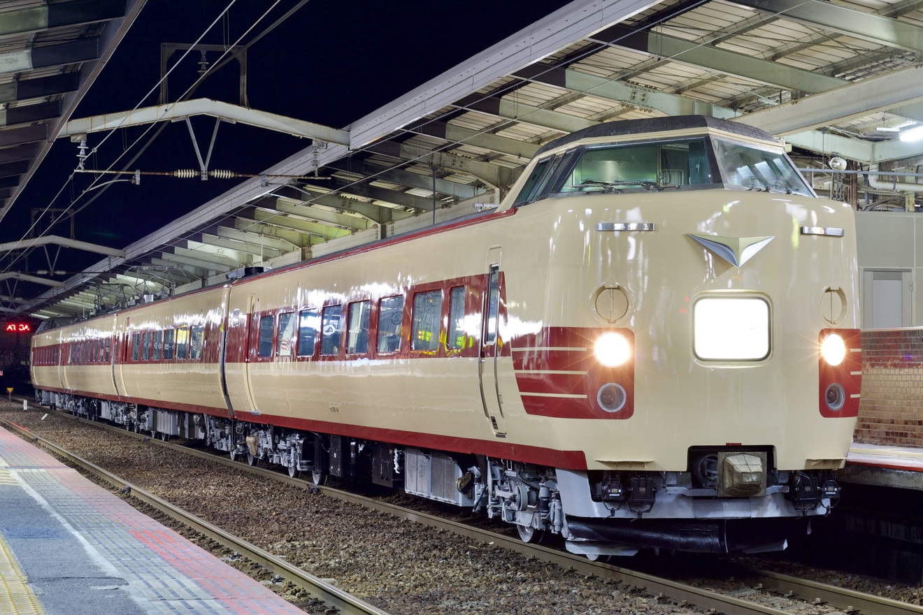 【JR西】国鉄色381系4両が後藤総合車両所本所出場回送の拡大写真