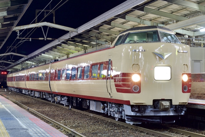 【JR西】国鉄色381系4両が後藤総合車両所本所出場回送を不明で撮影した写真