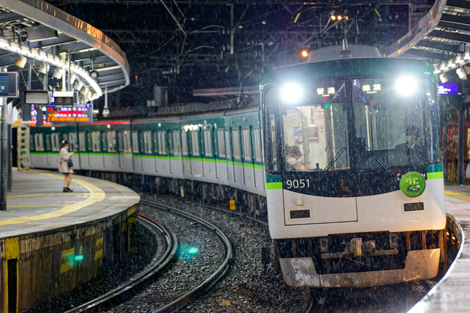 【京阪】京阪電車9000系25周年記念ヘッドマーク掲出を中書島駅で撮影した写真