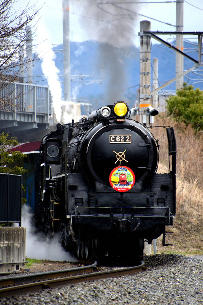 【JR西】SLスチーム号 「チャギントン」ヘッドマークを取り付けを京都鉄道博物館付近で撮影した写真