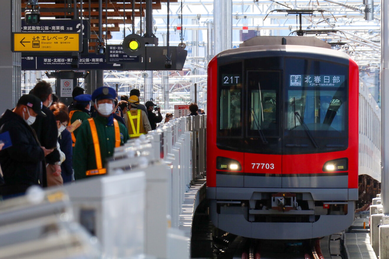 【東武】竹ノ塚駅高架化上下緩行線を高架に切り替えが完了の拡大写真