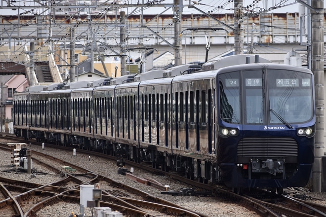 【相鉄】21000系21101×8(21101F)が営業運転開始を二俣川駅で撮影した写真