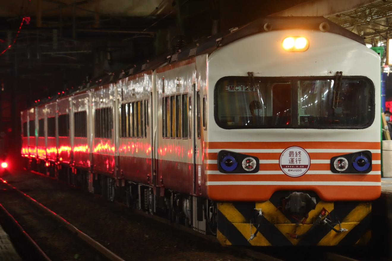 【台鐵】EMU1200形最終運行ステッカーを貼り付けの拡大写真