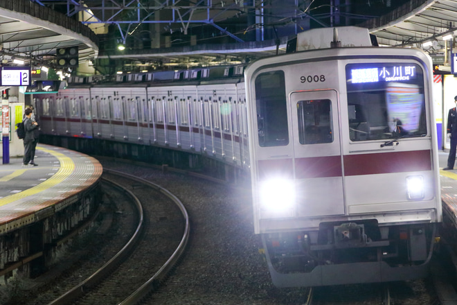 【東武】9000系9108Fを使用したTJライナー代走臨時快速急行を大山駅で撮影した写真