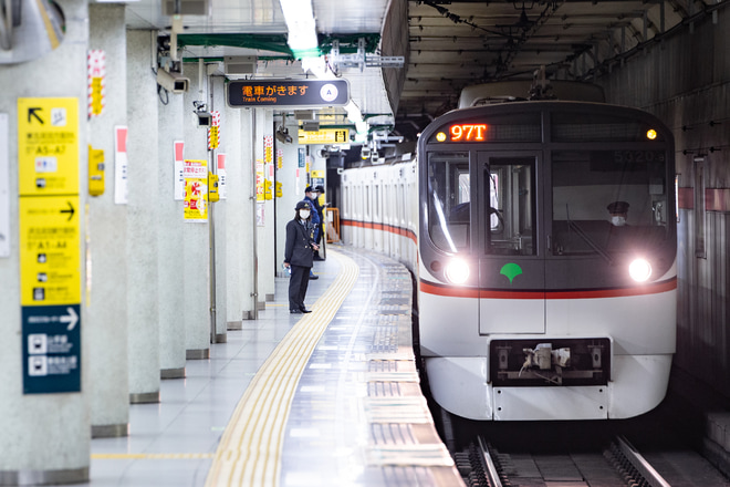 【都営】5300形5320編成宝町駅1番線ホームドア輸送を不明で撮影した写真