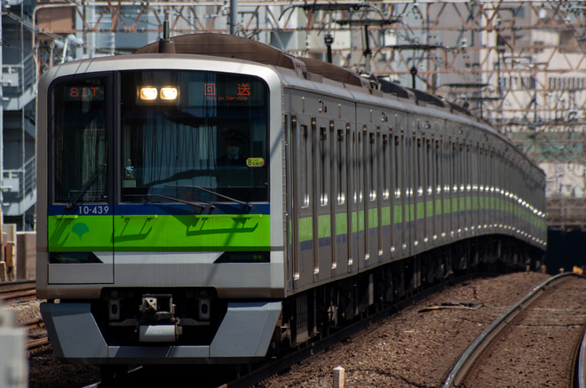 【都営】10-300形10-430F廃車回送を笹塚駅で撮影した写真